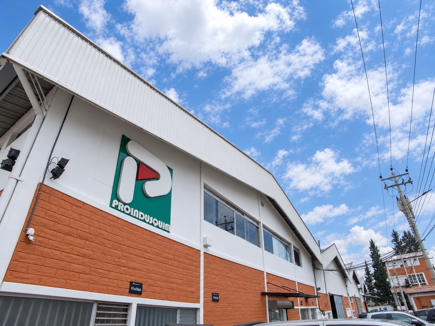 Fachada de la planta de Proindusquim con el logo, en Quito