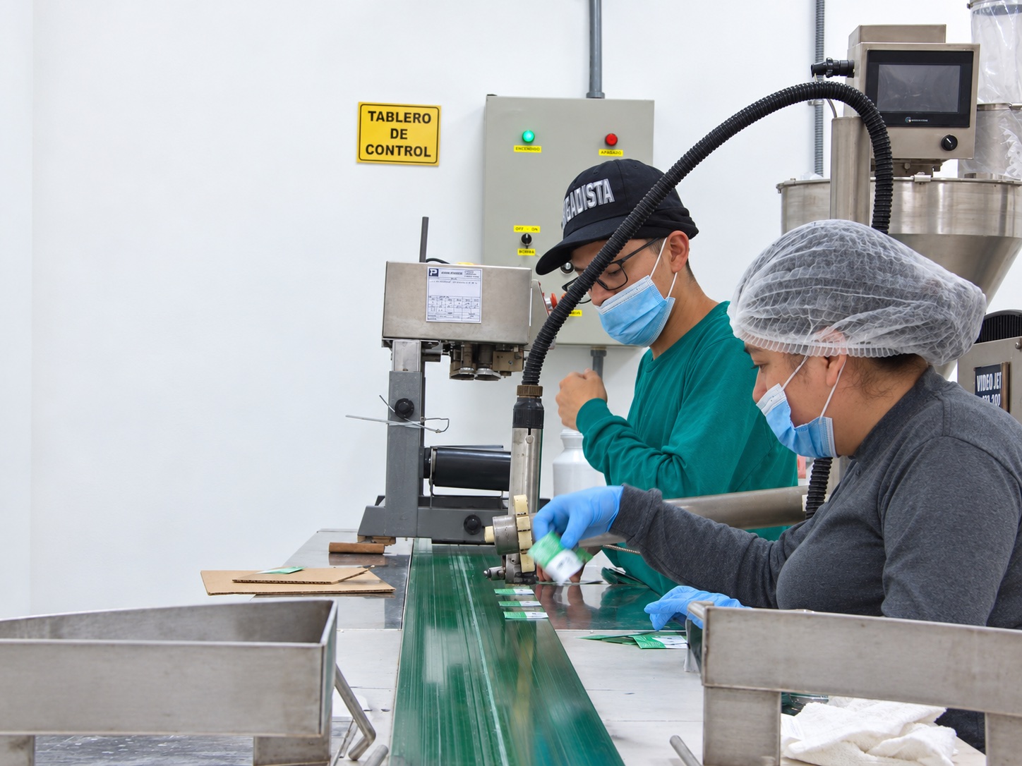 Equipo trabajando en producción